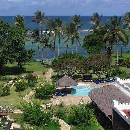 Hill Park Hotel - Tiwi Beach Bagian luar foto