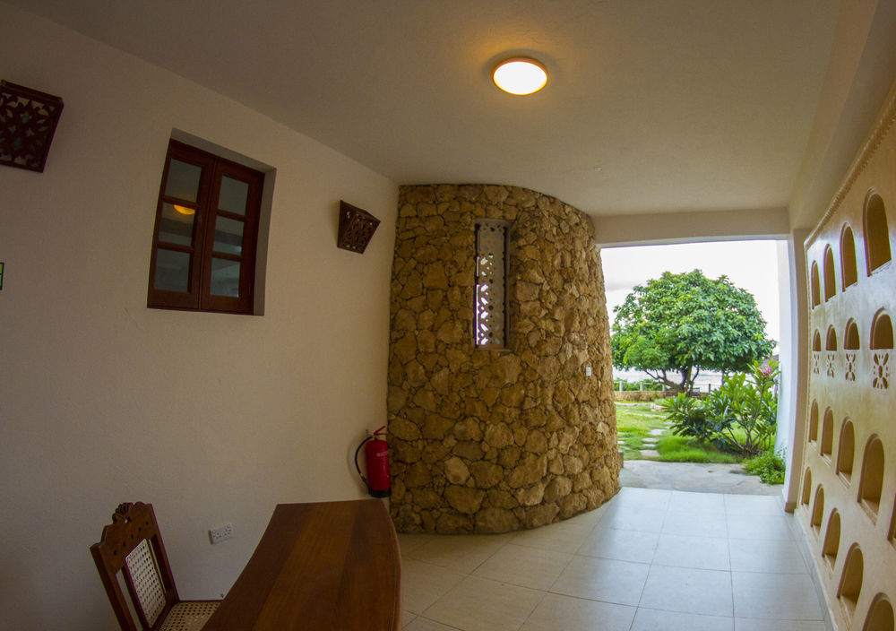 Hill Park Hotel - Tiwi Beach Bagian luar foto
