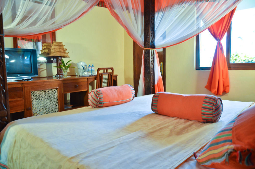 Hill Park Hotel - Tiwi Beach Bagian luar foto