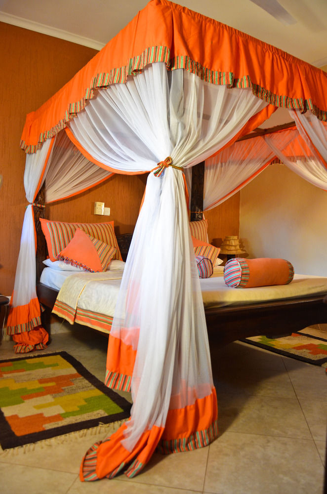 Hill Park Hotel - Tiwi Beach Bagian luar foto