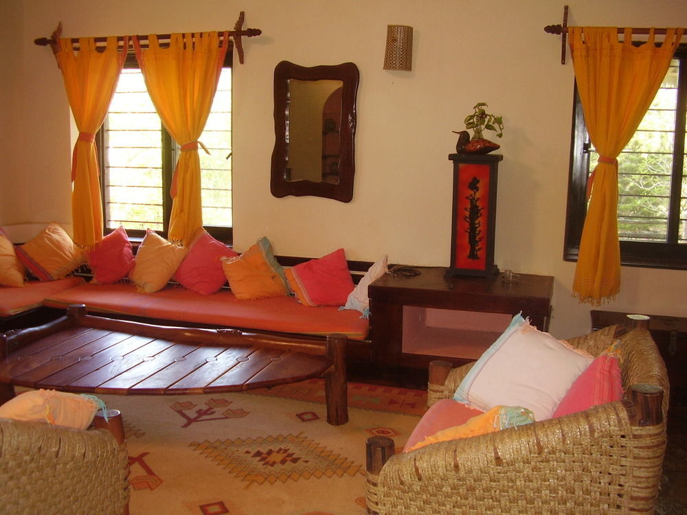 Hill Park Hotel - Tiwi Beach Bagian luar foto