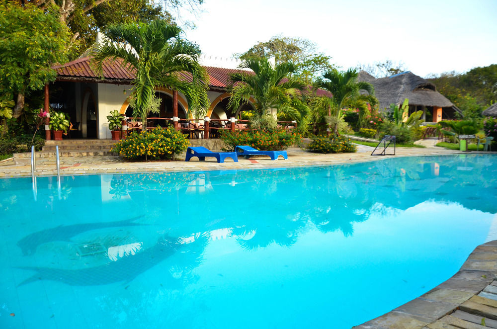 Hill Park Hotel - Tiwi Beach Bagian luar foto